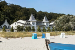 Ostseeurlaub im Seeschloss Binz - Ferienwohnungen mit Meerblick und Strandkorb